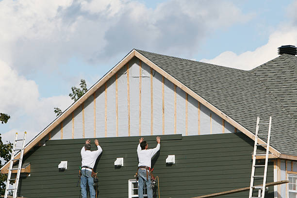 Professional Vinyl Siding technician working in Farmington, IL